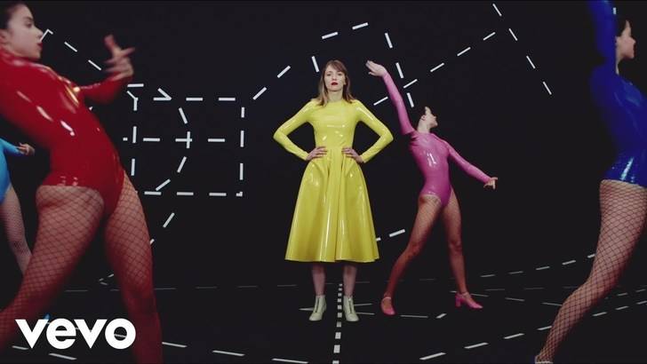 Juan Carlos Pajares viste al dúo español Reyko en su último videoclip