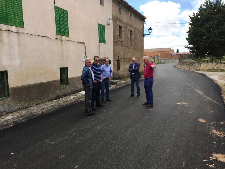 El presidente de la Diputación vista las obras de la carretera que une Estriégana y Saúca