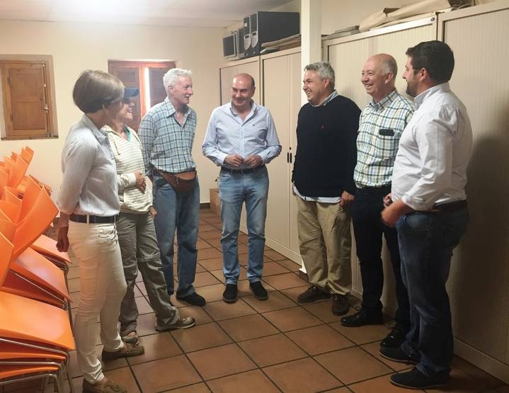 Latre visita Negredo para comprobar el resultado de las obras acometidas en el Ayuntamiento