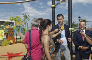 El alcalde de Guadalajara visita el reci&#233;n estrenado parque de La Salinera
