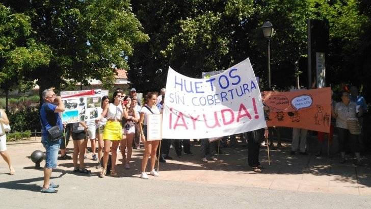 Huetos se queja y manifiesta por la falta de cobertura de telefonía móvil desde el año 1998