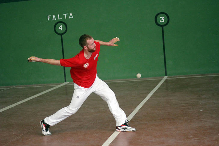 Pastrana inaugura las nuevas instalaciones de su frontón municipal con una exhibición de pelota a mano