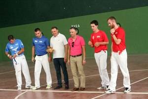 Pastrana inaugura las nuevas instalaciones de su frontón municipal con una exhibición de pelota a mano