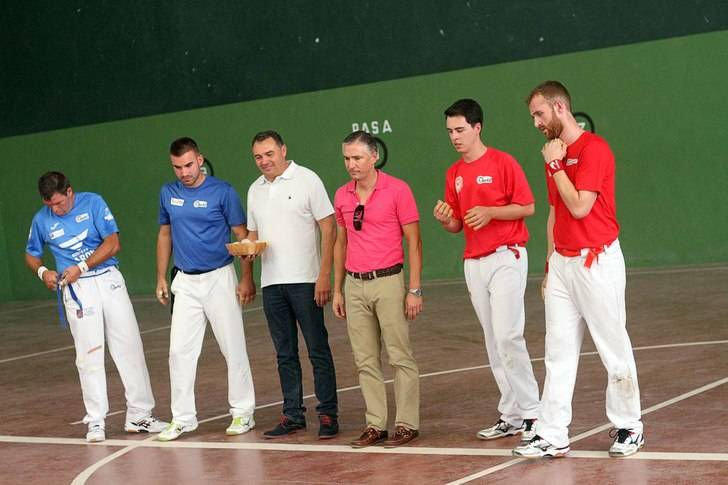 Pastrana inaugura las nuevas instalaciones de su frontón municipal con una exhibición de pelota a mano