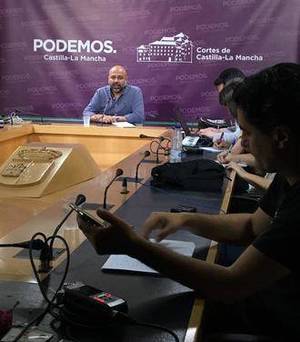 Podemos Castilla-La Mancha lamenta la afición a la fotografía de Page