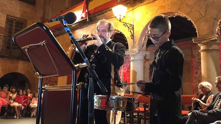 El botero y tamborilero Carlos Blasco pregonó anoche las Fiestas de San Roque de Sigüenza