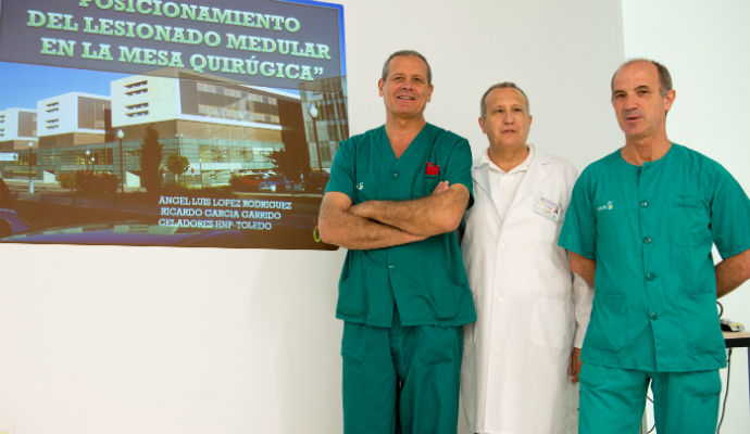 Premio para dos celadores de Toledo por una idea que mejora la posición del lesionado medular en el quirófano