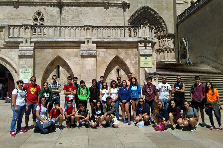 Foto de grupo de los 28 azudenses que han participado en el 'Verano Surfero 2017'. Foto: Ayuntamiento de Azuqueca de Henares.