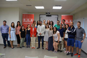 El programa 'Iniciativa Puente' envía a Irlanda a los primeros quince jóvenes de Azuqueca