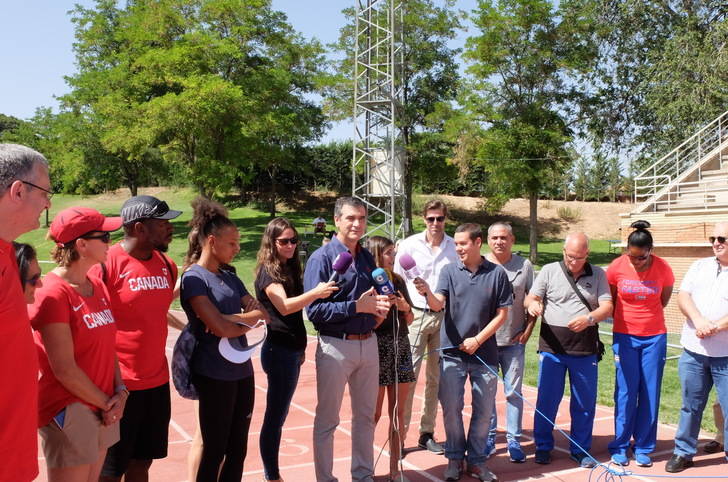 Román visita a los atletas internacionales que entrenan en la Fuente de la Niña para la Copa del Mundo de Londres