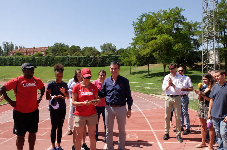 Román visita a los atletas internacionales que entrenan en la Fuente de la Niña para la Copa del Mundo de Londres