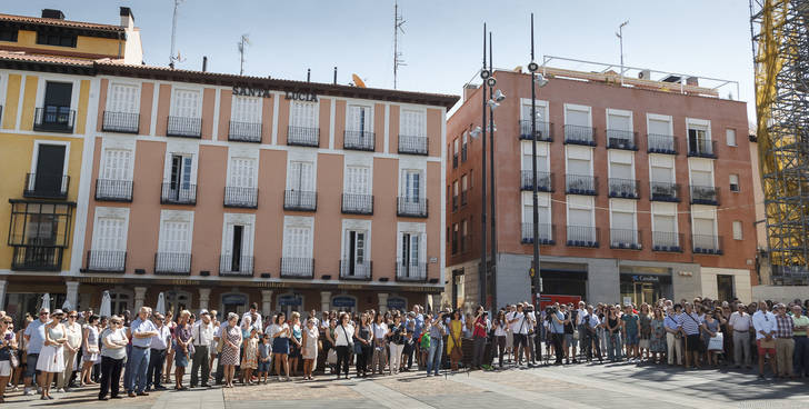 Cientos de personas se concentran en la Plaza Mayor de Guadalajara para guardar cinco minutos de silencio por los atentados de Barcelona y Cambrils