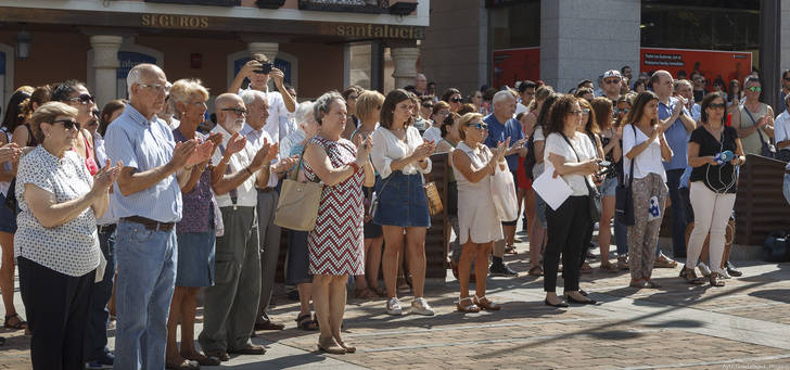 Cientos de personas se concentran en la Plaza Mayor de Guadalajara para guardar cinco minutos de silencio por los atentados de Barcelona y Cambrils