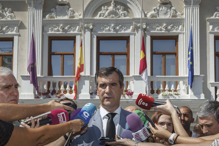 Cientos de personas se concentran en la Plaza Mayor de Guadalajara para guardar cinco minutos de silencio por los atentados de Barcelona y Cambrils