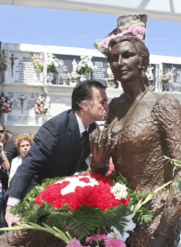 Mutilan la estatua de Rocío Jurado