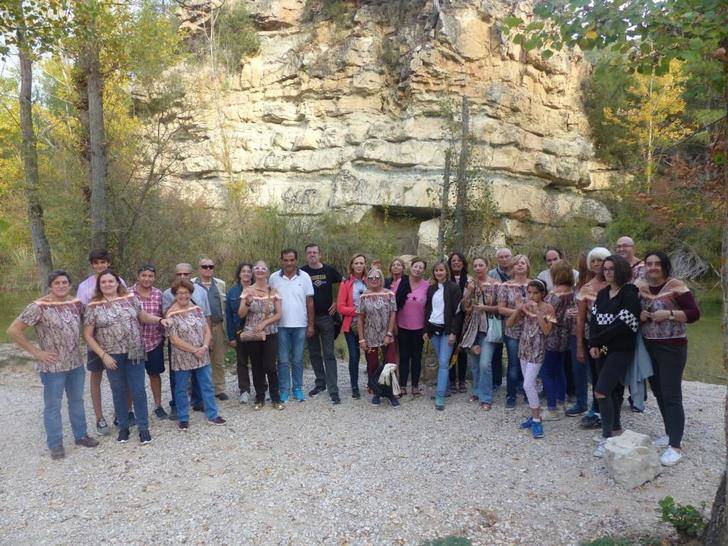 Un grupo de gancheros muestra el antiguo oficio a personas procedentes de diversas provincias de España