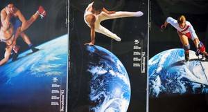 El alcalde de El Casar dona al municipio una colección de Posters con fotografías de la Tierra hechas por la NASA, conmemorativas de las olimpiadas de Barcelona 92