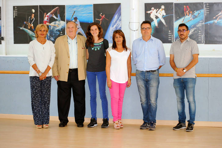 El alcalde de El Casar dona al municipio una colección de Posters con fotografías de la Tierra hechas por la NASA, conmemorativas de las olimpiadas de Barcelona 92