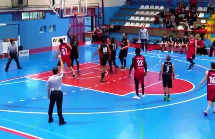 Primer derbi de la temporada entre Isover Basket Azuqueca y Guadalajara Basket