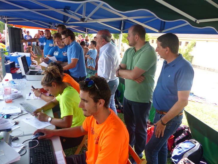 Latre asiste a la final y entrega de premios del Campeonato de Interpueblos de Natación celebrado en Yebra