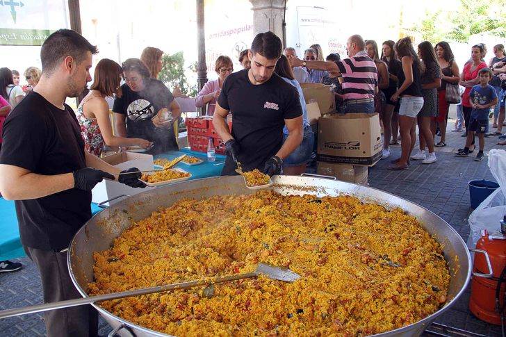 Pareja vivió ayer un divertido y solidario Día de las Peñas