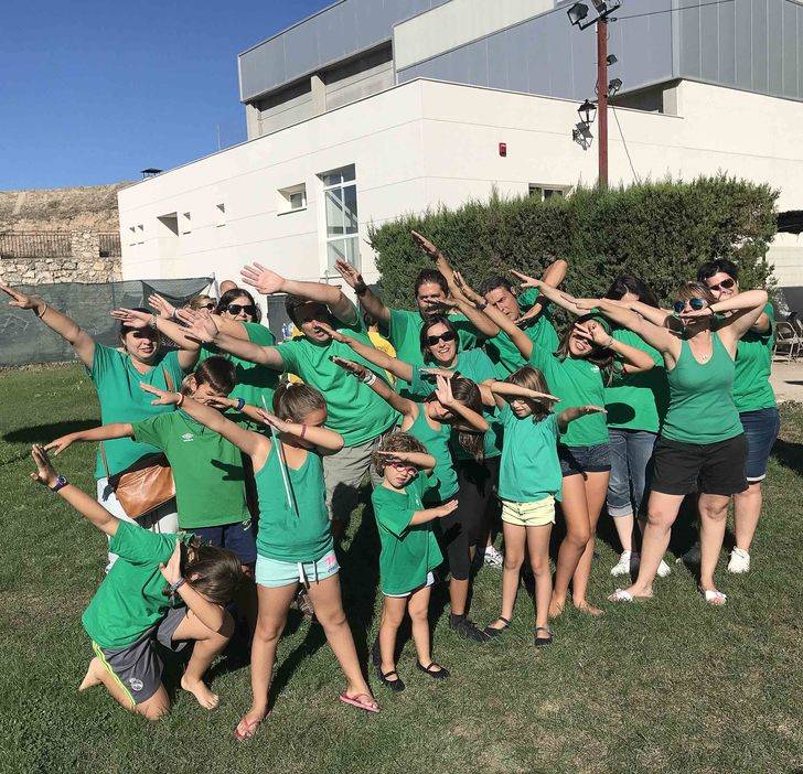 Pareja vivió ayer un divertido y solidario Día de las Peñas