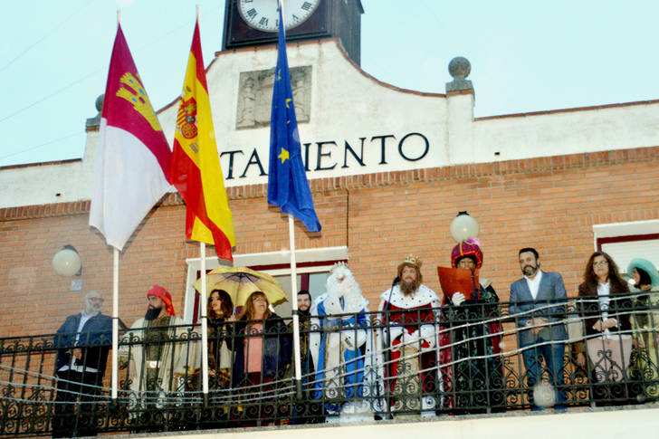 A pesar del mal tiempo, miles de azudenses han asistido a la Cabalgata de los Reyes Magos de Oriente