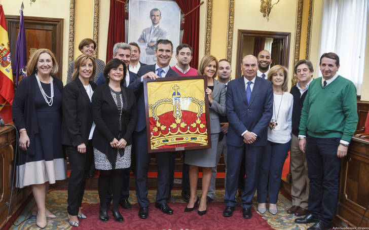 Guadalajara recibe la bandera que presidió el Día de las Fuerzas Armadas de manos de la ministra Cospedal