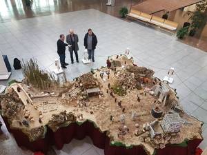 La Diputación instala en el Centro San José el original Belén sobre un mapa de la provincia de Guadalajara