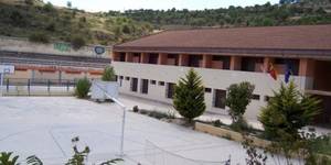 Mal asunto : Alumnos en el patio sin hacer nada porque no llegan los profesores en Brihuega