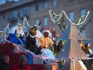 Los Reyes Magos de Oriente han traído ilusión y regalos a niños y mayores, y agua, a la Ciudad del Doncel