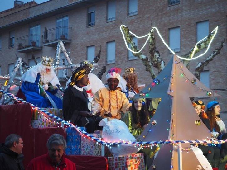 Los Reyes Magos de Oriente han traído ilusión y regalos a niños y mayores, y agua, a la Ciudad del Doncel
