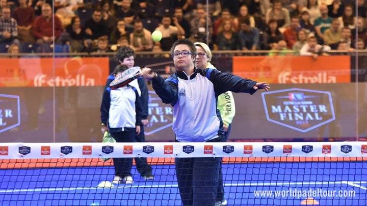 El joven alcarreño David Pérez Abella ‘peloteó’ en la pista del Máster Final de Pádel del Circuito Profesional