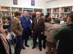 La Diputación dona un ordenador y un lote de libros de la provincia a la nueva biblioteca de Mandayona