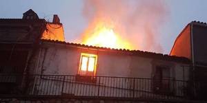 El incendio originado por una chimenea en una vivienda de Guadalajara deja a dos bomberos afectados y cuatro edificios da&#241;ados