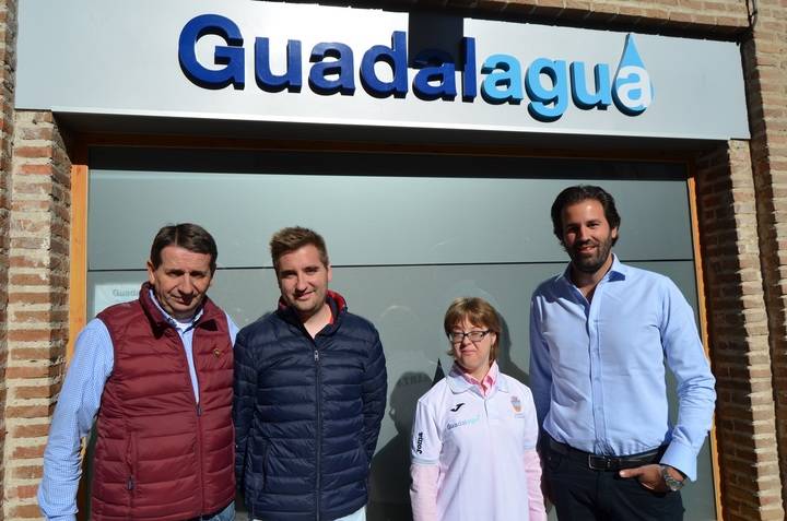 Guadalagua apoya a la nadadora Marta Martínez en su asalto a los Europeos de París