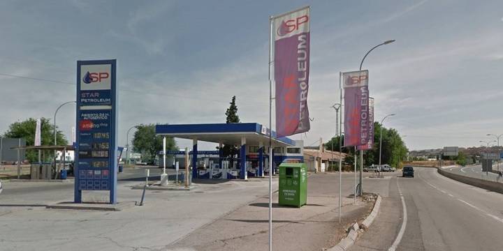 Un hombre incendia su coche y se enfrenta a los policías con dos cuchillos en una gasolinera de Guadalajara