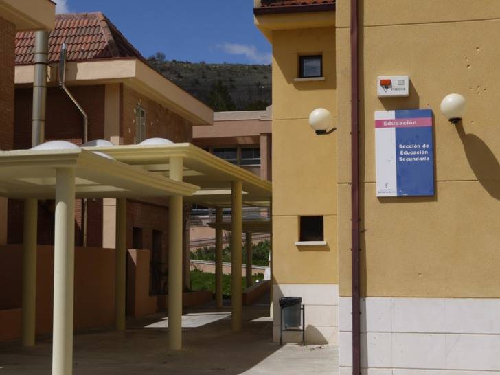 Concentración de madres y padres del IESO de Brihuega contra la Junta de Page