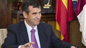 Román se lo dice bien claro a Page : Después de dos años y medio 