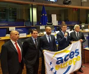 Rom&#225;n recoge en el Parlamento Europeo la bandera que ostentar&#225; Guadalajara como Ciudad Europea del Deporte 2018