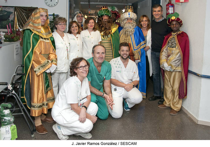 Román visita junto a los Reyes Magos a los pacientes del Hospital Universitario de Guadalajara