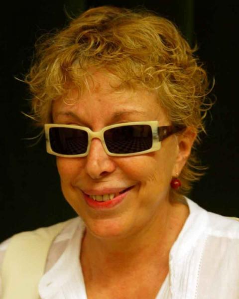 Rosa María Sardà devuelve a la Generalitat la Cruz de Sant Jordi