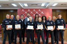Foto de familia de la entrega de diplomas. Fotografía: Álvaro Díaz Villamil / Ayuntamiento de Azuqueca