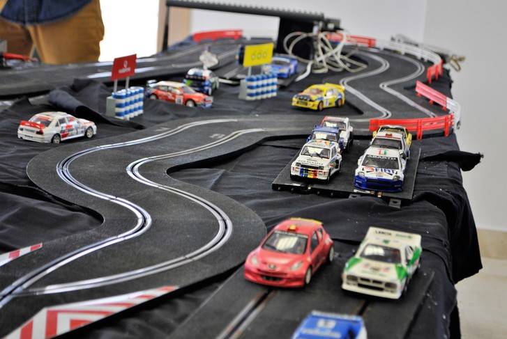 Una veintena de corredores disfrutan como niños en el I Campeonato de Rally Slot Estrella de Yebes