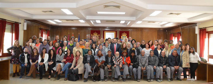 Foto de familia de los participantes en la primera fase del Plan de Empleo, con el alcalde, la concejala de Recursos Humanos y ediles de los grupos municipales de Partido Popular, Ciudanos e Izquierda Unida. Fotografía: Álvaro Díaz Villamil / Ayuntamiento de Azuqueca