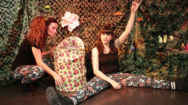 Lleno en la Biblioteca de Alovera con el estreno de Burbujas, Alas y Escamas de Comando Teatral