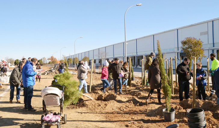 Con la plantación de este domingo, el parque de la avenida de La Industria de Azuqueca contará con 343 nuevos árboles