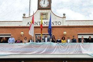 El ayuntamiento de Azuqueca luce la bandera del Orgullo Transg&#233;nero