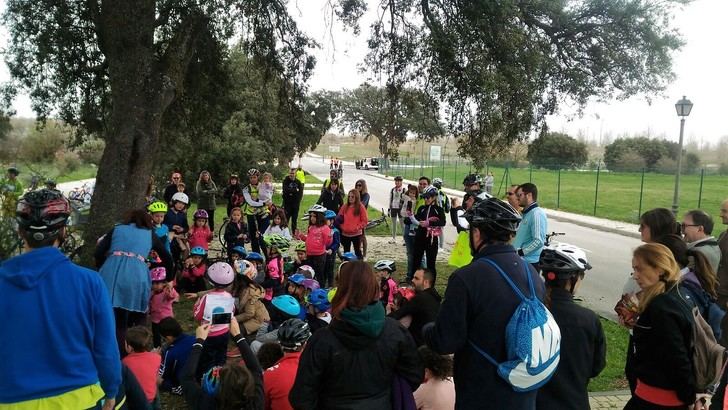Un pelotón de 140 ciclistas pedalea en homenaje a los libros en la segunda edición del Bicicuento de Valdeluz