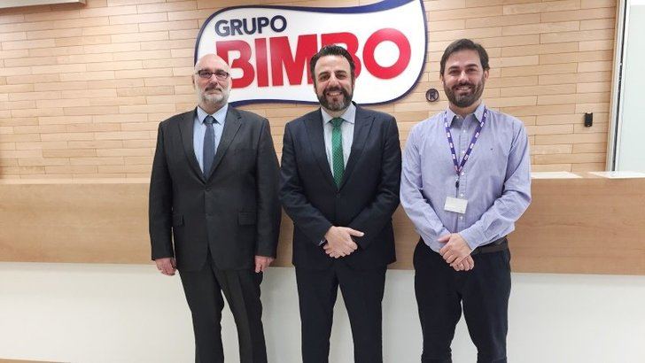 De izquierda a derecha, Juan Pablo Román, concejal de Industria, el alcalde José Luis Blanco y Javier Cabeza, director de Operaciones de Grupo Bimbo.